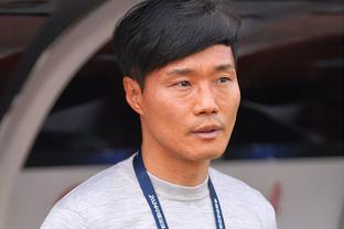 王大雷长传策动，新加坡球员对张玉宁犯规后与武磊起冲突